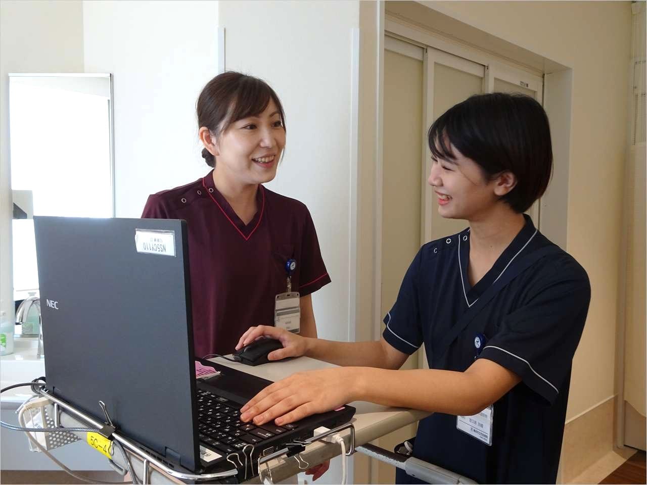 PNS®でペアの看護師が患者さんのケアにあたる様子