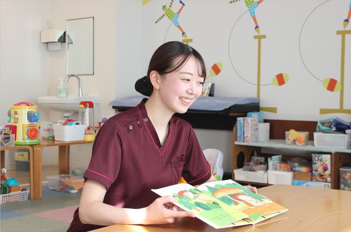 小児病棟で業務にあたるM・Nさんの様子