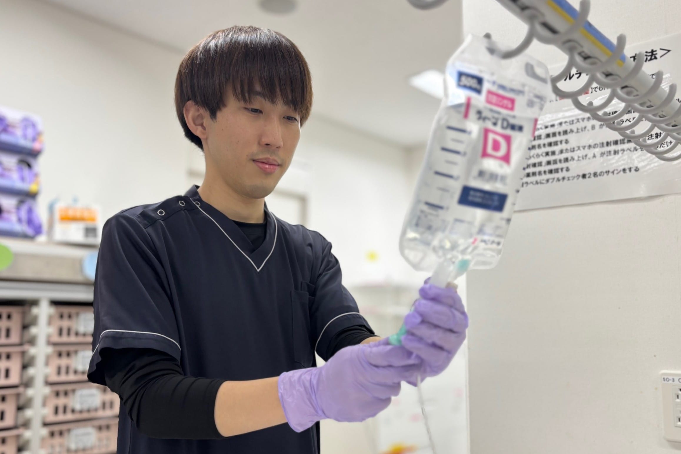 一般病棟で業務にあたるY・Uさんの様子