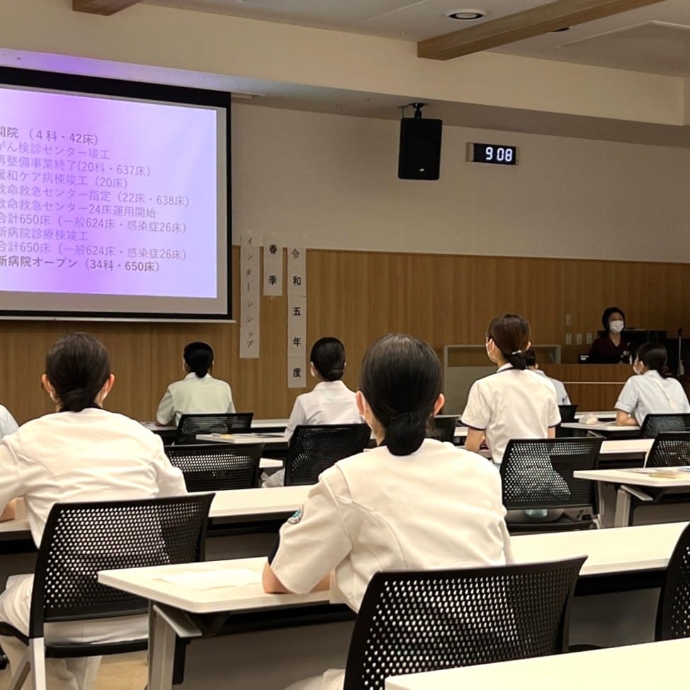 オープン・ホスピタルで看護現場を見学する学生の様子(2)